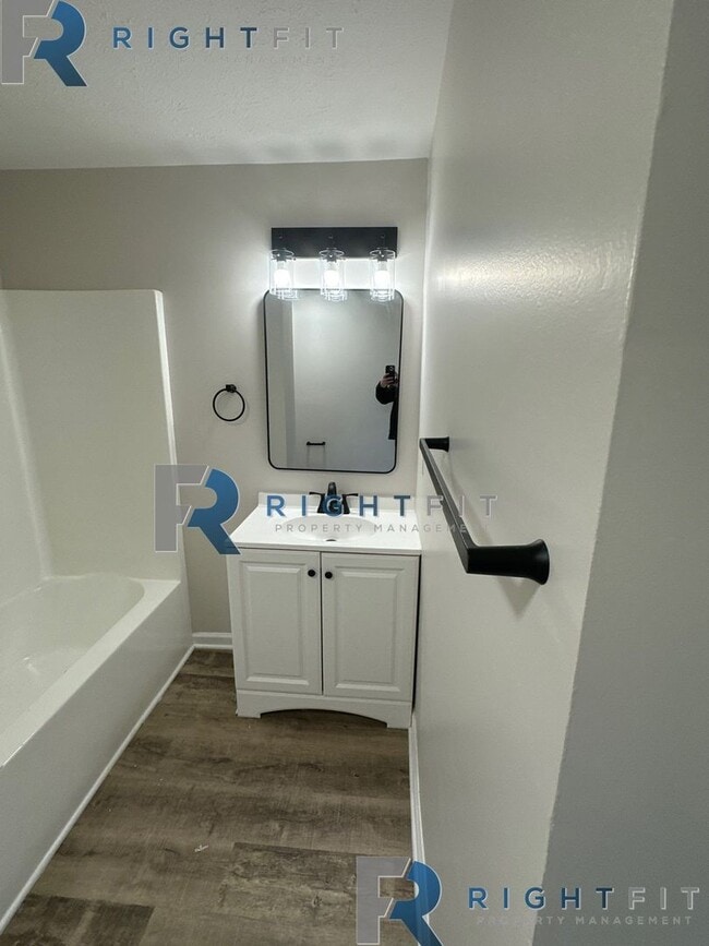 Building Photo - Newly Renovated 2 Bed, 1 Bath in Middletown
