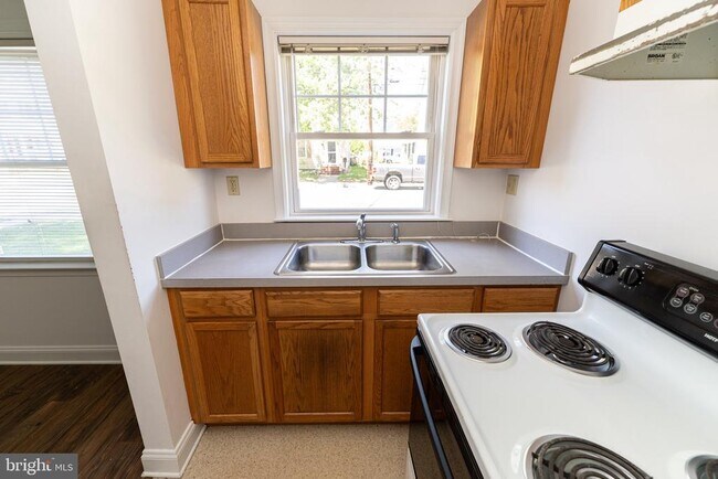 Building Photo - 804 Travers St