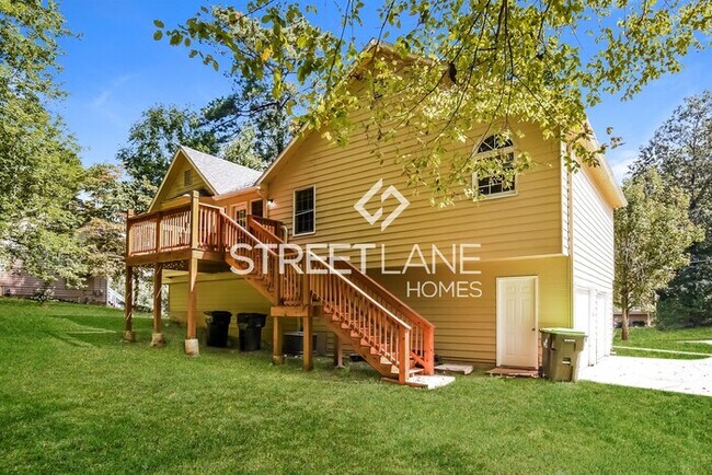 Building Photo - NOW OFFERING FIRST FULL MONTH FREE!