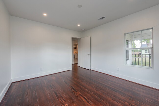 Building Photo - 727 Park Dr