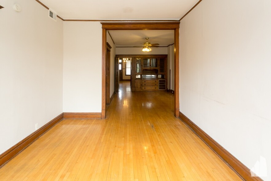 Building Photo - 2523 N California Ave