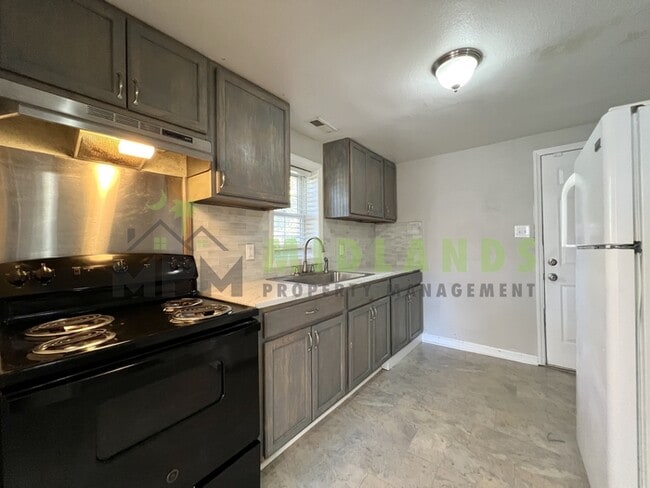 Building Photo - 472 Coleman Ave