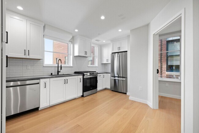 Building Photo - 693 Sutter St