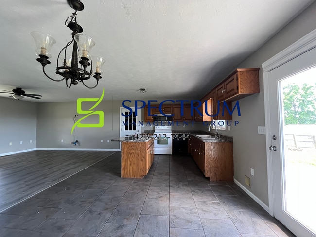 Building Photo - 3 bedroom 2 bath single family home