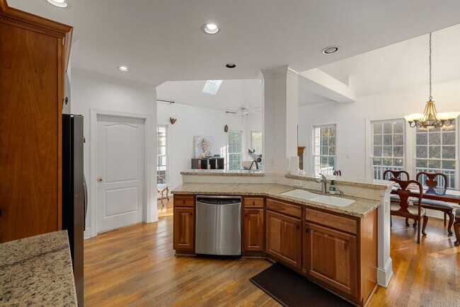 Building Photo - 4 Bed | 2.5 Bath House with Garage