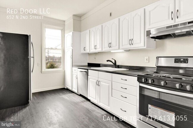 Building Photo - 652 N 2nd St