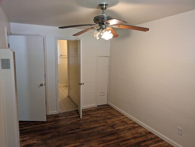 Building Photo - Cozy Aurora Condo