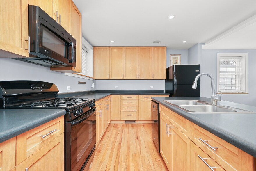 Building Photo - 2736 W Evergreen Ave