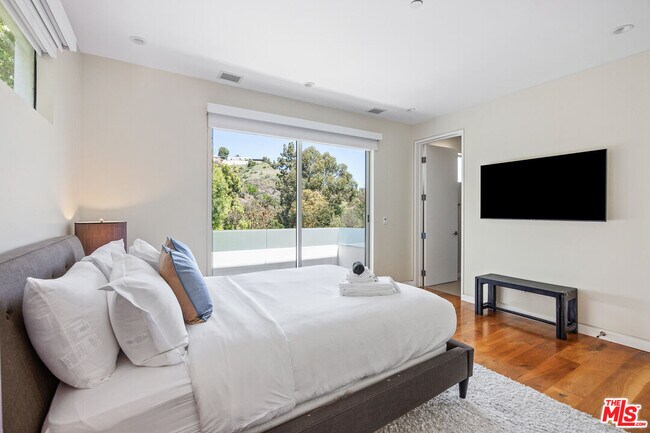 Building Photo - 3542 Knobhill Dr