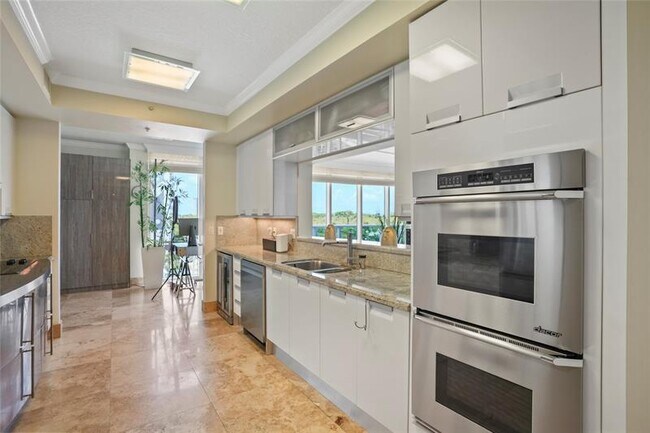 Building Photo - 715 Bayshore Dr