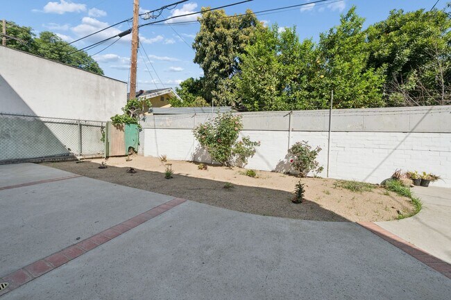 Building Photo - 2 bed 1 Bath Available Now