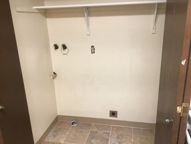 Building Photo - 739000