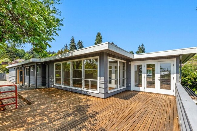 Building Photo - Classic Mid-Century Modern Air Conditioned...