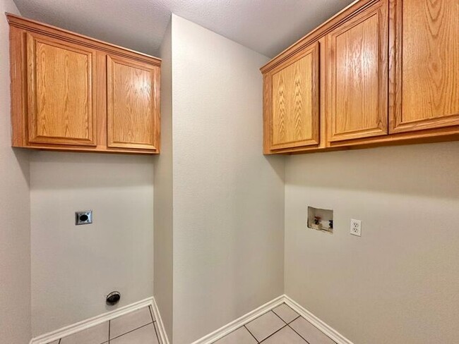 Building Photo - Available Now! Spacious 3 Bedroom 2 Bath D...