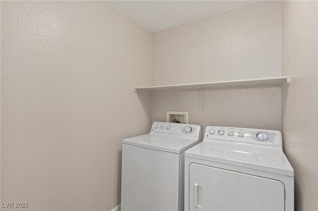 Building Photo - 2088 Overton Beach St