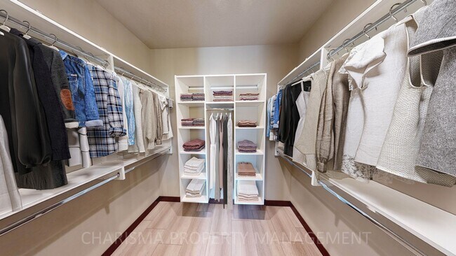 Building Photo - 4526 W Graceland Pl