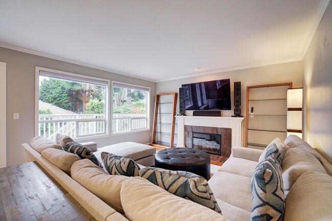 Building Photo - 5Bd/3.5Ba Newcastle House