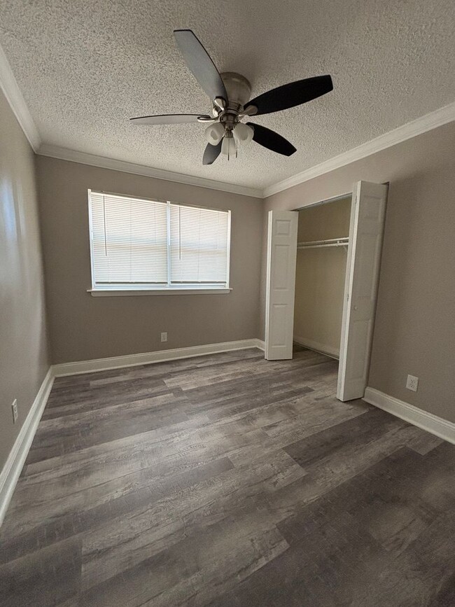 Building Photo - 3 Bedroom 2 Bath Home with Privacy Fence A...