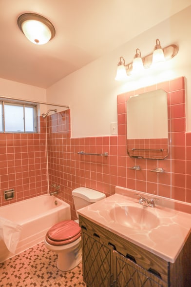 Building Photo - 5701 N Kimball Ave