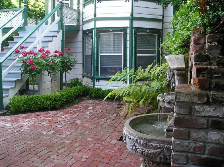 Shared Courtyard - 2623 H St