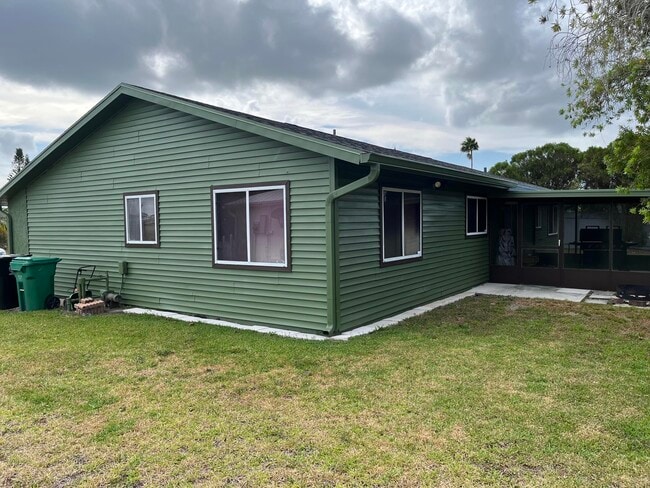 Building Photo - 1422 SE Arenson Ln