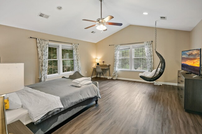 Building Photo - 9 S Walter Reed Dr