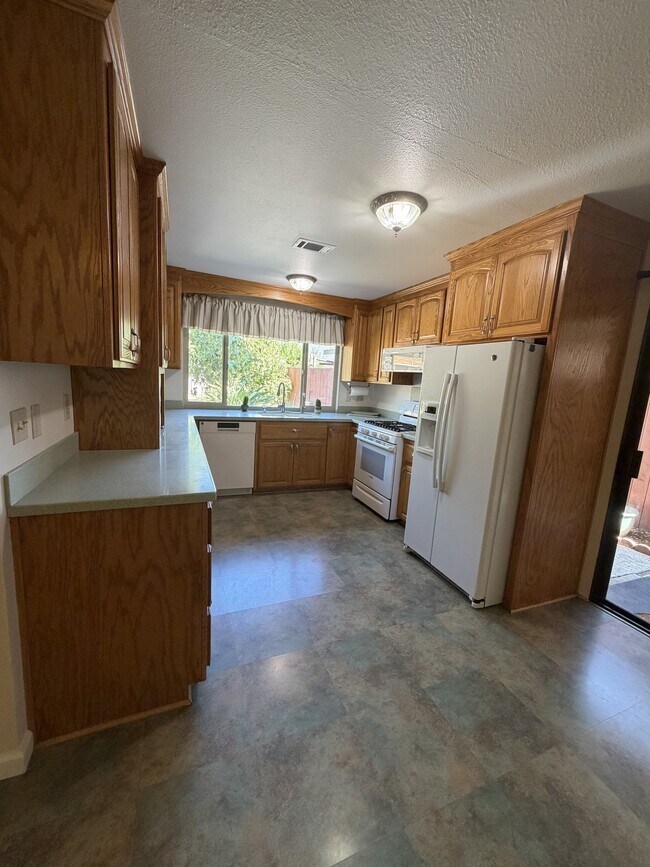 Building Photo - 113 Riverview Ct