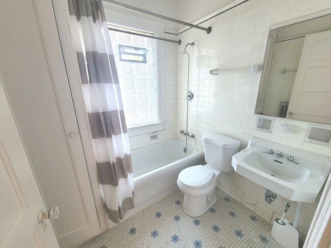 Building Photo - 2541 N Lake Dr