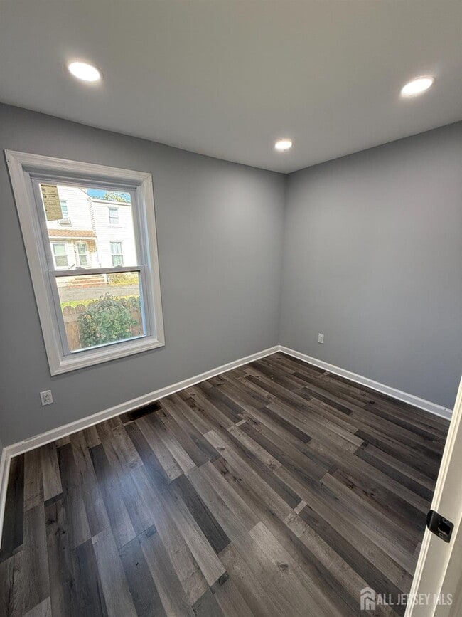 Building Photo - 280 William St