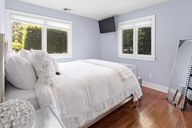 Building Photo - 18 Squires Ave