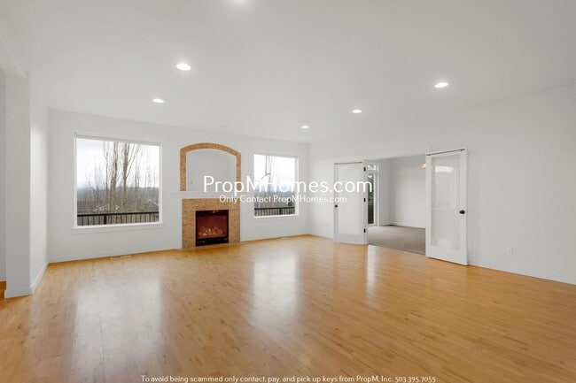 Building Photo - Updated Luxury Five Bedroom Home in Happy Valley!