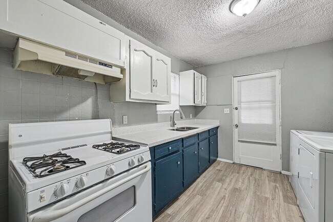 Building Photo - SPACIOUS! LOCATION!