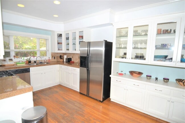 Building Photo - Beautiful Belmont Heights Home with Huge Backyard