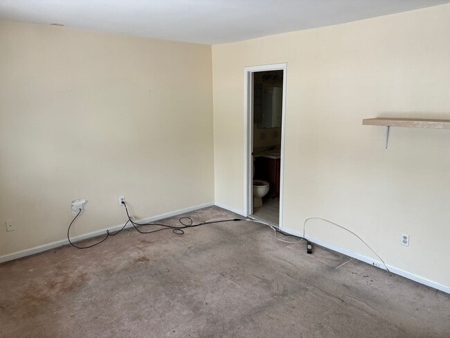 Building Photo - Abbey Lane Townhome 3 Beds 3 Baths!!