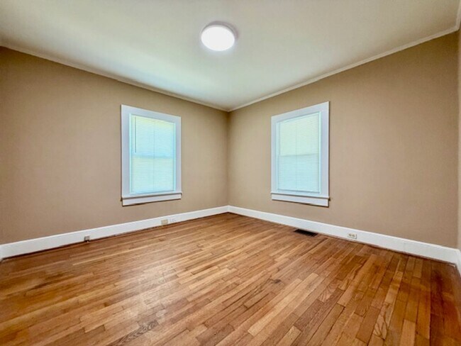 Building Photo - 1/2 MO/OFF SPECIAL - 3 bed/1 bath Fenced yard - Storage/Garage