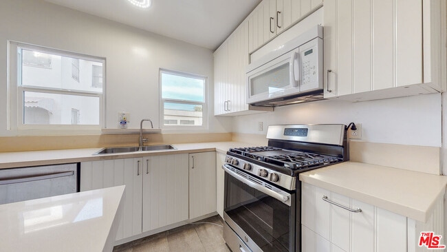 Building Photo - 1436 S Norton Ave