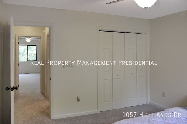 Building Photo - 1057 Highlands Dr