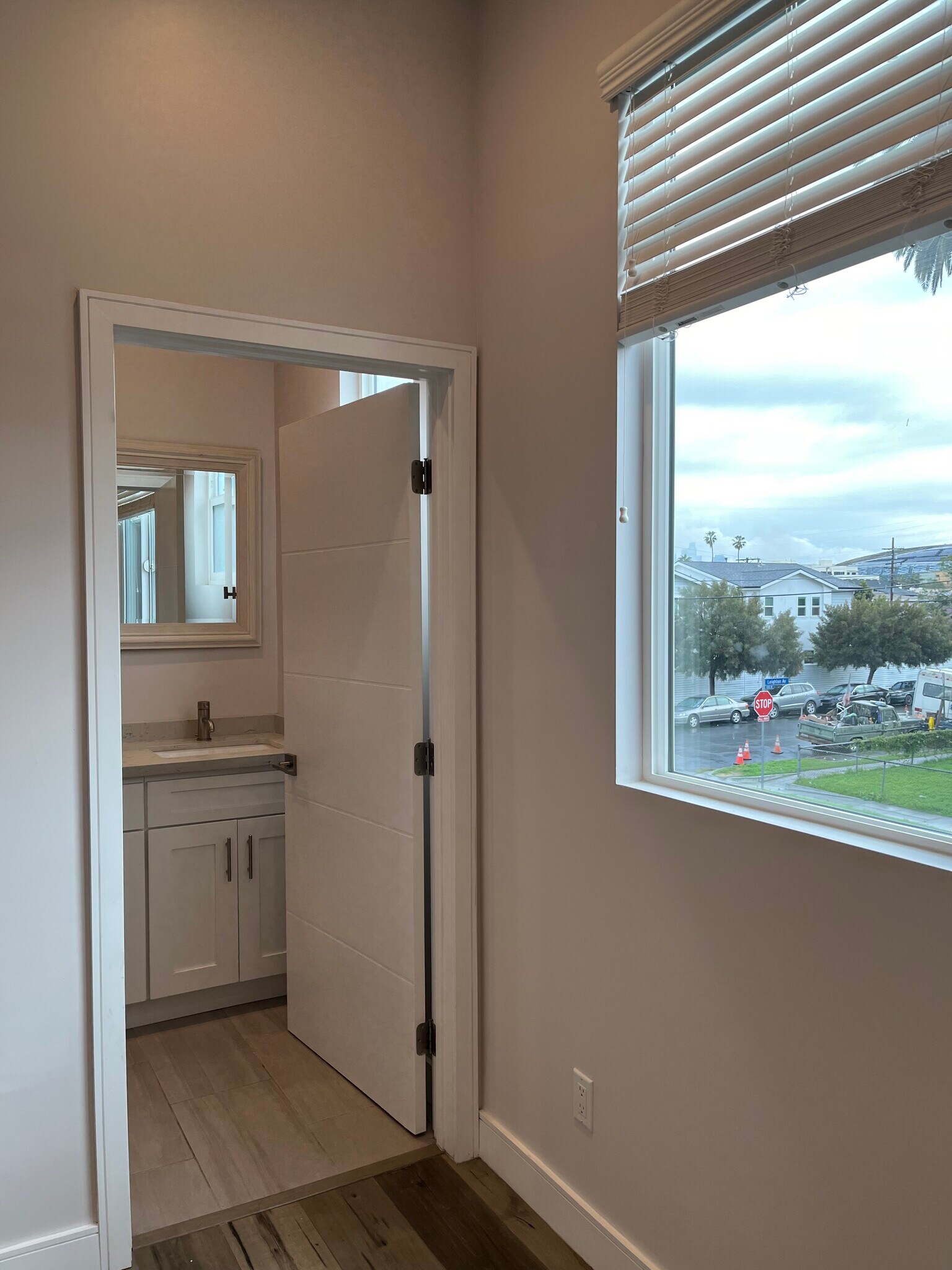 Building Photo - 3955 S Budlong Ave