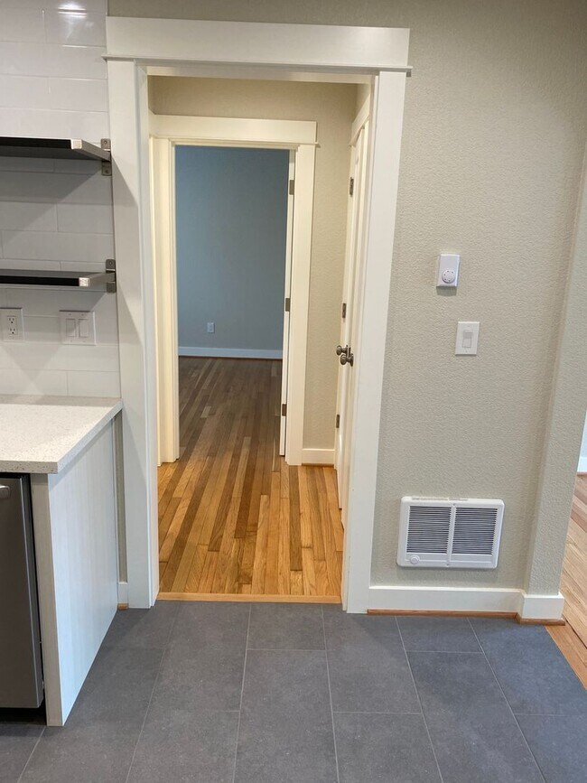 Building Photo - Modern Vintage Alberta Arts  1250sqft 1BR-...