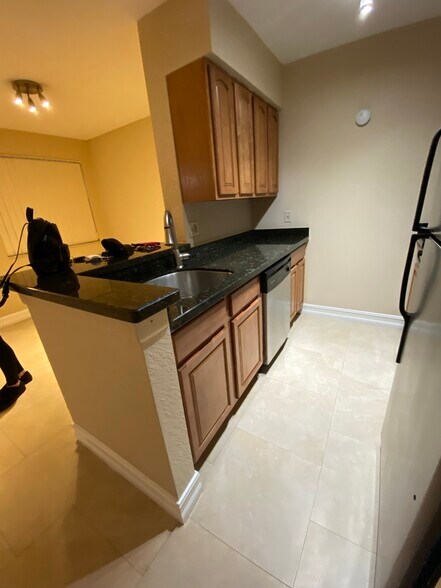 Building Photo - 2803 N Oakland Forest Dr