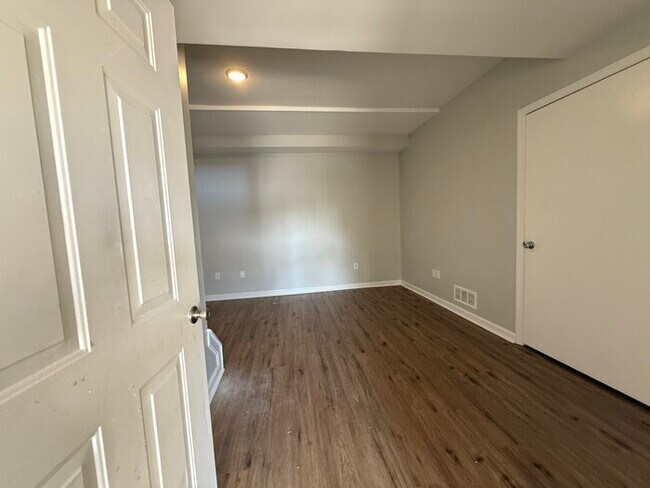 Building Photo - Townhome