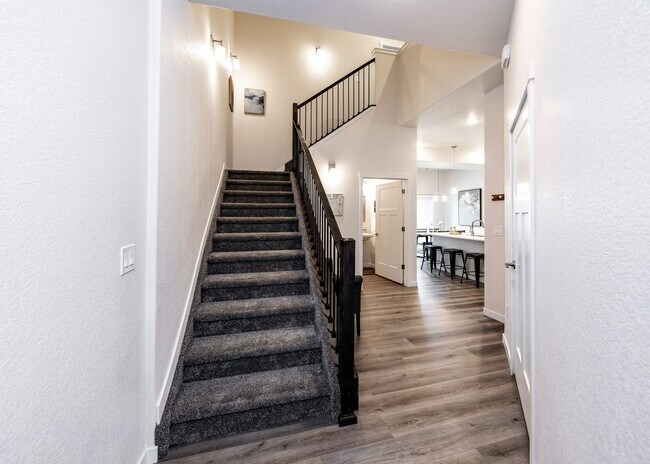 Building Photo - Fully Furnished 3 Bedroom 2.5 Bath Luxury Townhome by Garden of the Gods