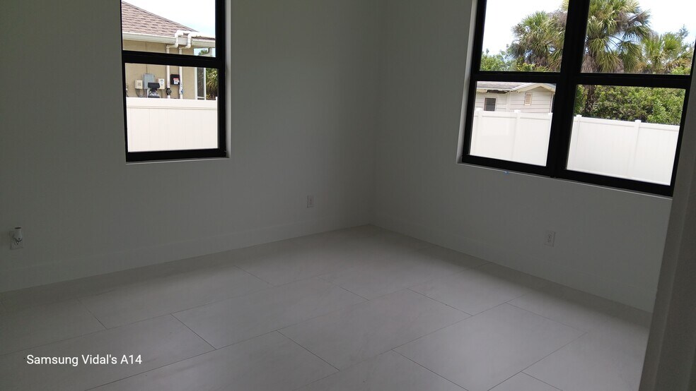 Building Photo - 155 Flanders St