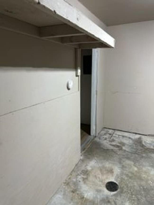 Building Photo - 3 Bed/1.5 Bath Home in Lees Summit!