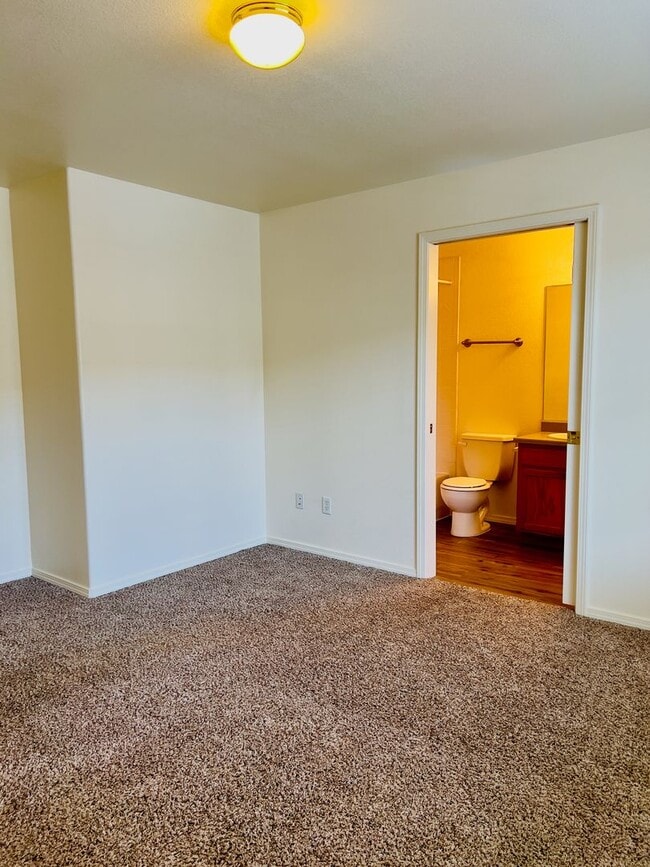 Building Photo - Lovely 3 Bedroom 2 Bath w/ gas fireplace