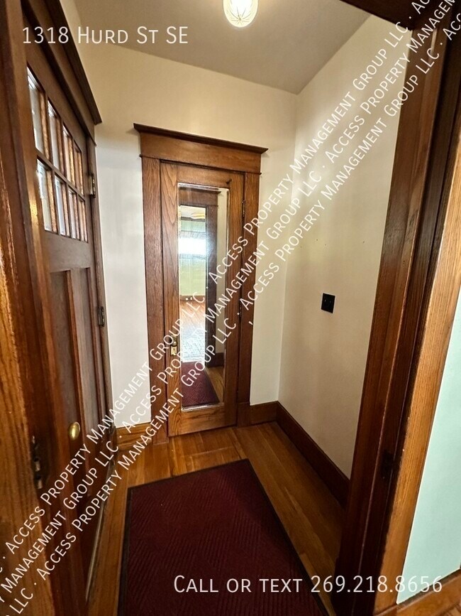 Building Photo - Eastown Three Bedroom Clean Home