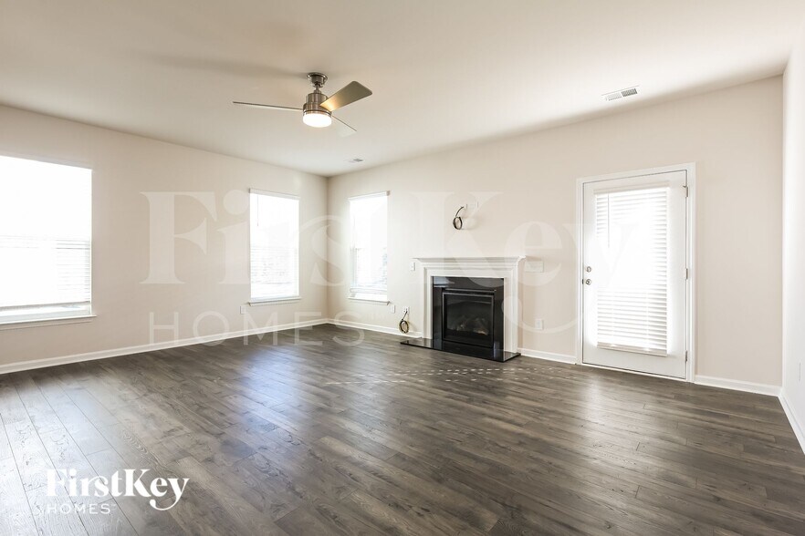 Building Photo - 562 Hillpark Ln