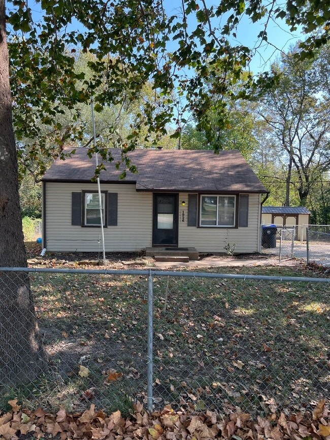 Building Photo - Don't miss out on this cozy home!