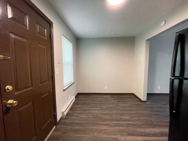 Building Photo - 2213 E Memorial Dr