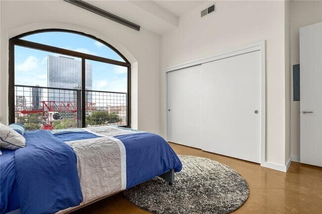 Building Photo - 507 Sabine St